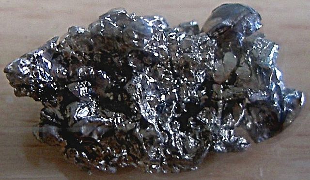File:Barium unter Argon Schutzgas Atmosph&auml;re.jpg