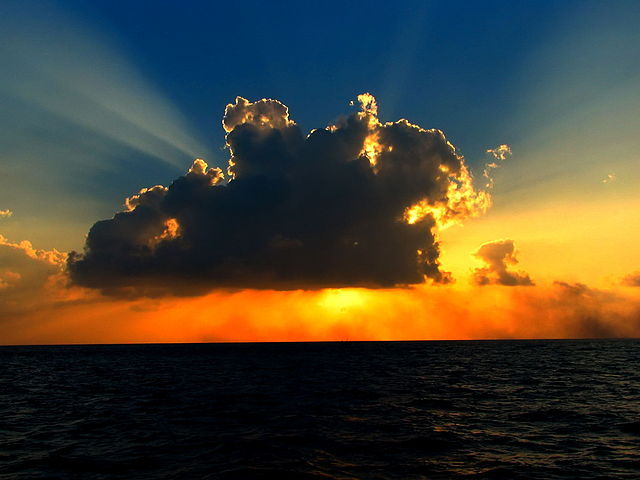 File:Cloud in the sunlight.jpg