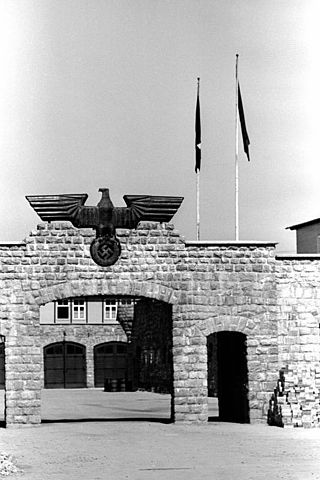 File:Bundesarchiv Bild 192-334, KZ Mauthausen, Garagenhofeinfahrt.jpg