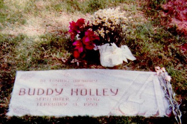 File:HollyGrave850909.JPG