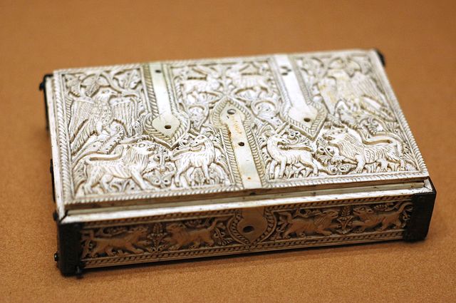 File:Flat casket Cuenca Louvre OA2775.jpg