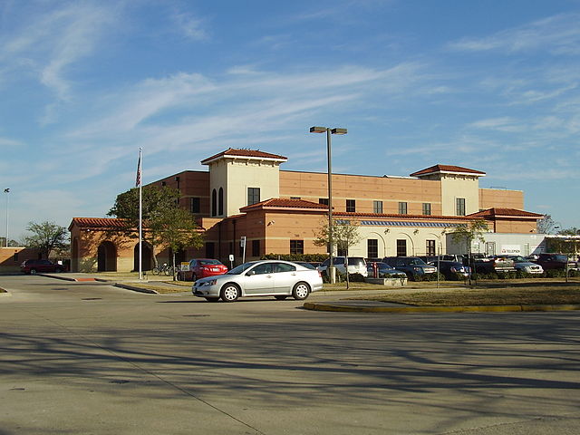 File:WeekleyFamilyYMCAHouston.JPG
