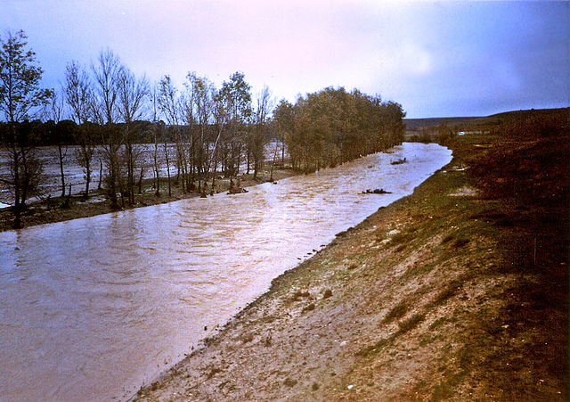 File:Trabancos River (flowing).jpg