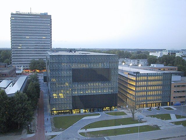 File:Utrecht-Uithof, from CambridgeLaan 01.jpg