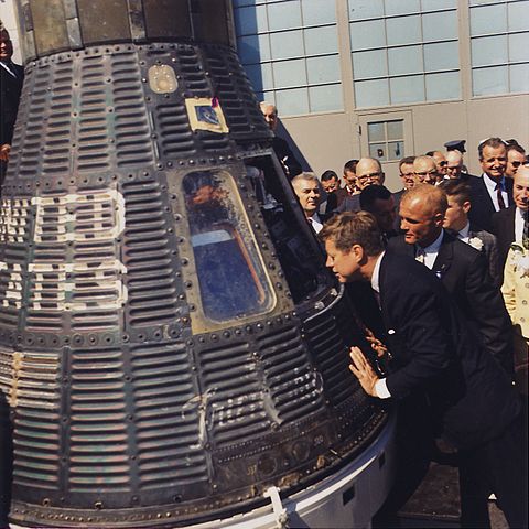 File:JFK inspects Mercury capsule, 23 February 1962.jpg
