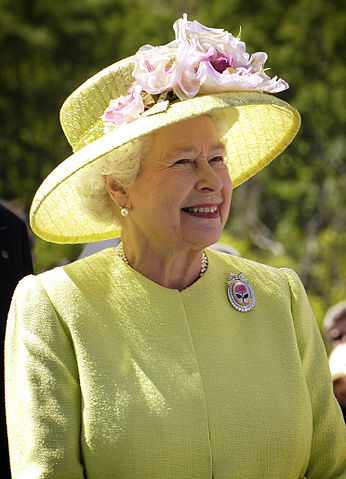 File:Elizabeth II greets NASA GSFC employees, May 8, 2007 edit.jpg