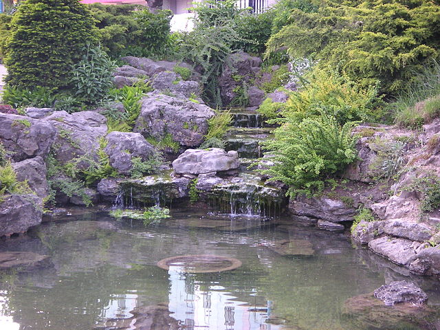 File:Niagara Falls Garden 2005.JPG