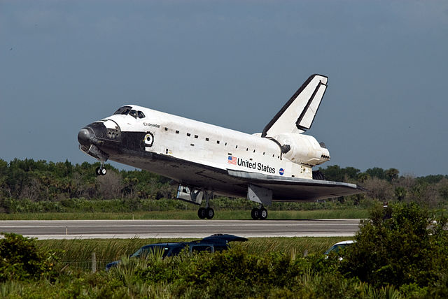 File:Space Shuttle Endeavour Lands at the Kennedy Space Center on July 31st, 2009..jpg