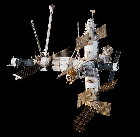 File:Mir Space Station viewed from Endeavour during STS-89.jpg
