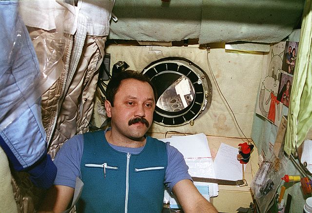 File:Mir Crew Quarter .jpg
