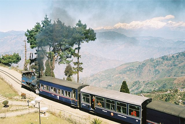 File:DHR 780 on Batasia Loop 05-02-21 08.jpeg