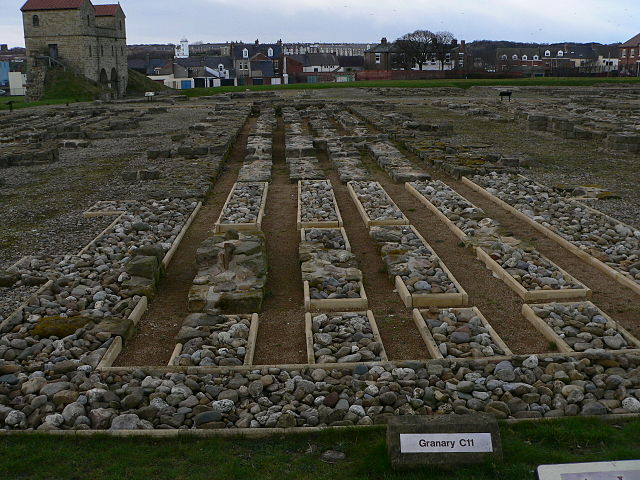 File:Arbeia Roman Fort grannaries.jpg