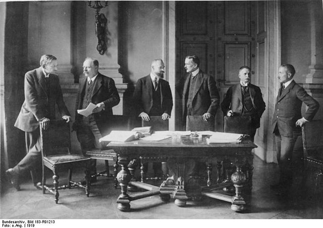 File:Bundesarchiv Bild 183-R01213, Versailles, deutsche Verhandlungdelegation.jpg