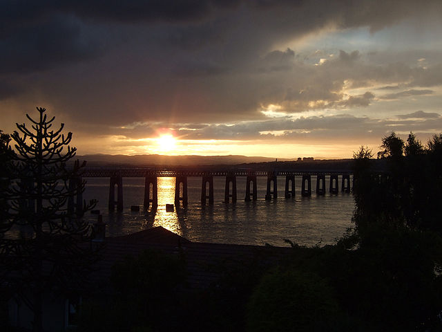 File:Dusk on a sunny summers day across Dundee, Scotland, July 17, 2007.jpg