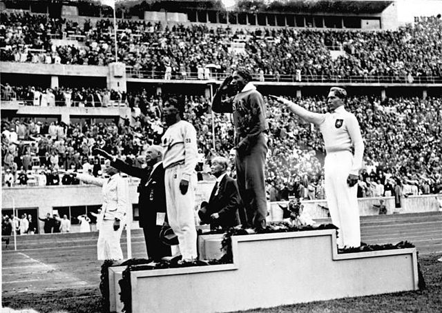 File:Bundesarchiv Bild 183-G00630, Sommerolympiade, Siegerehrung Weitsprung.jpg