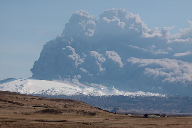 File:Eyjafjallajokull volcano plume 2010 04 18.JPG