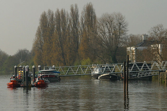 File:Boat Race Chiswick Pier.jpg