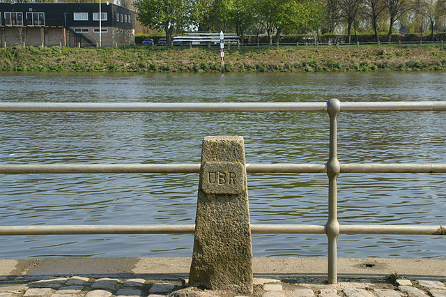File:Boat Race Finish posts.jpg
