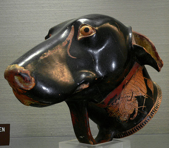 File:Rhyton en forme de t&ecirc;te de chien.jpg