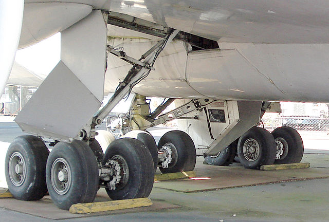 File:Boeing 747 Museum main gear.jpg