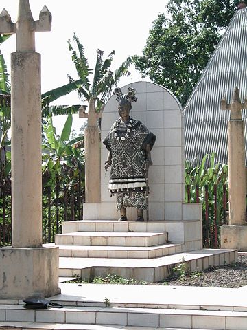 File:Statue d'un chef coutumier &agrave; Bana.jpg