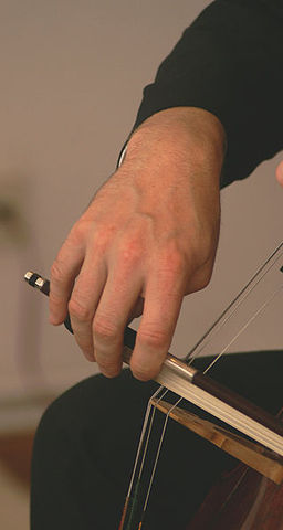File:Bow hand Violoncello.jpg
