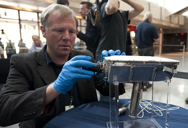 File:Mike Simons, Director of the National Electronic Museum in Baltimore assembles an Apollo TV camera for display.jpg