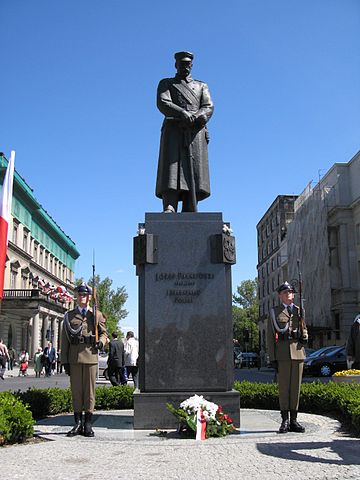 File:Piłusdski statue and honour guards.jpg