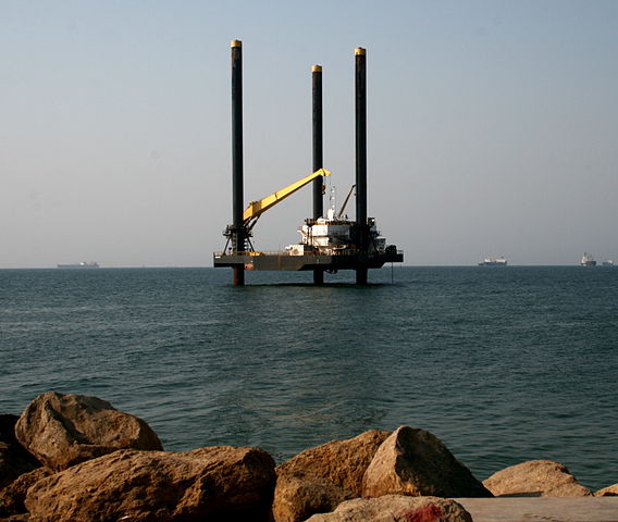 File:Offshore platform on move to final destination, Ilha de Luanda.JPG