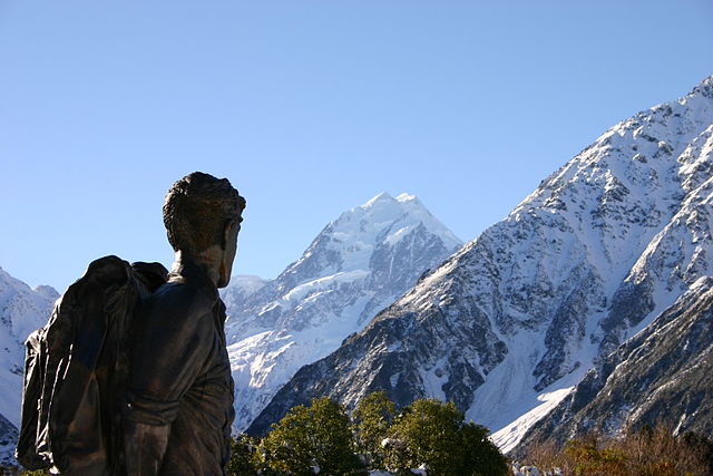 File:Hillary statue and Mount Cook.jpg