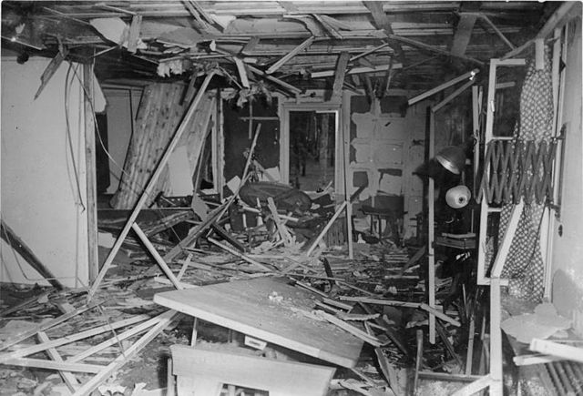 File:Bundesarchiv Bild 146-1972-025-12, Zerstörte Lagerbaracke nach dem 20. Juli 1944.jpg