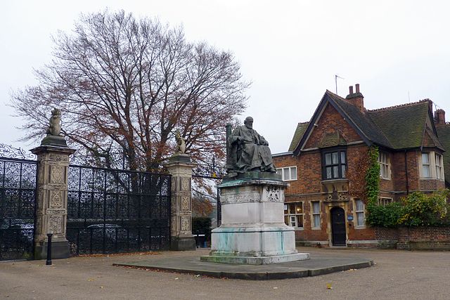 File:Hatfield GascoyneCecil statue.jpg
