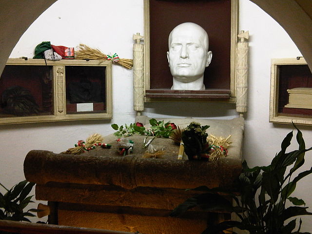 File:Predappio tomba.jpg