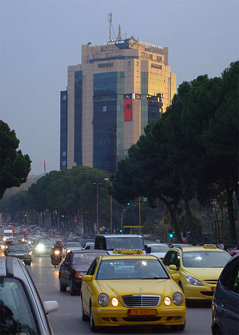 File:Traffico a Tirana.jpg