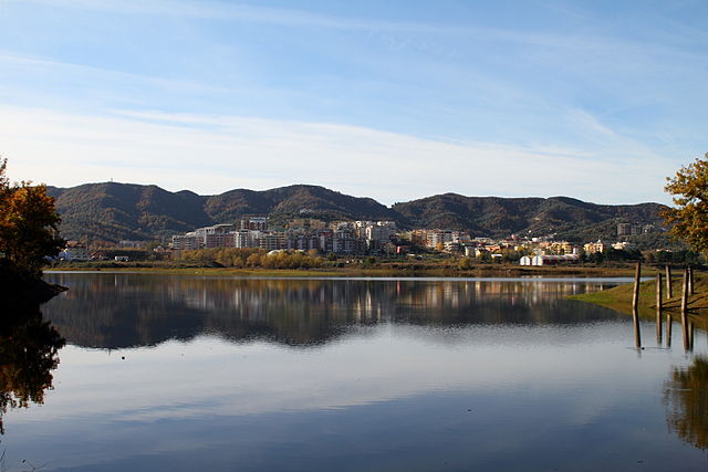 File:Tirana Liqeni 2009.jpg