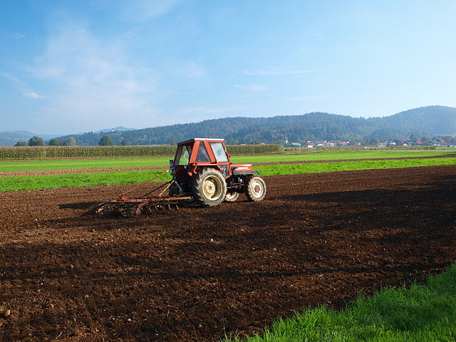 File:Traktor na oranju.JPG