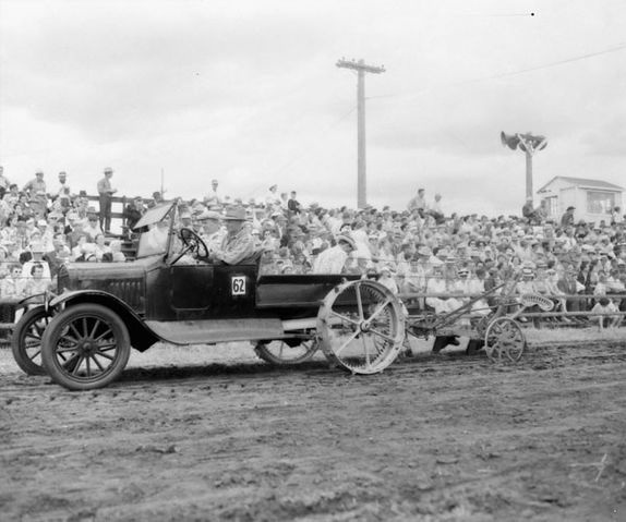 File:Model T tractor.png