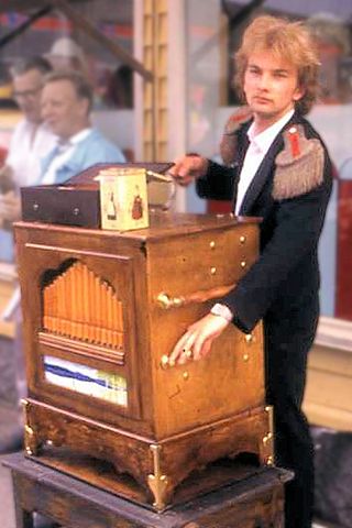 File:Posetiivinsoittaja organ grinder closeup.jpg