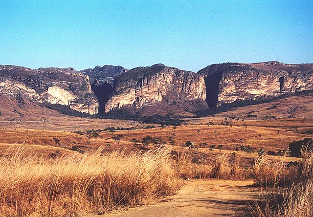 File:Isalo canyons.jpg