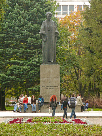 File:Lublin UMCS Pomnik Marii Curie-Skłodowskiej.jpg