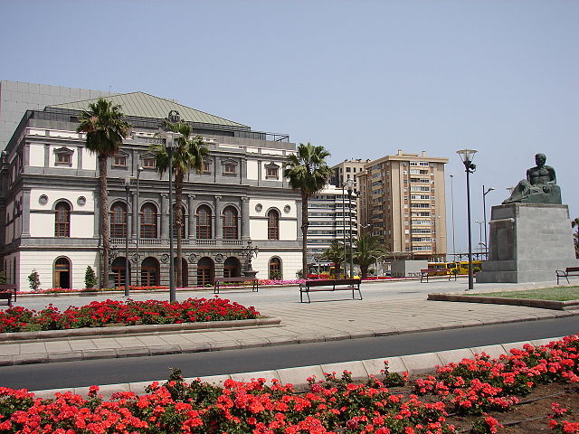 File:Monumento a Benito Perez Galdos frente al Teatro.jpg