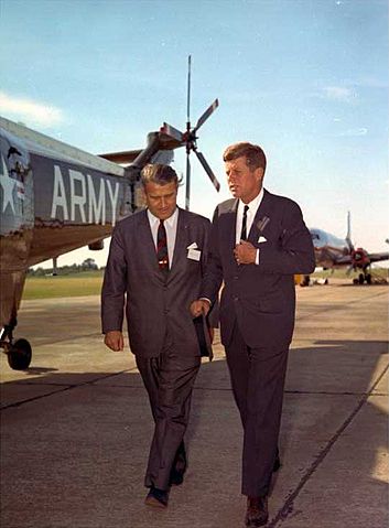 File:Kennedy vonbraun 19may63 02.jpg