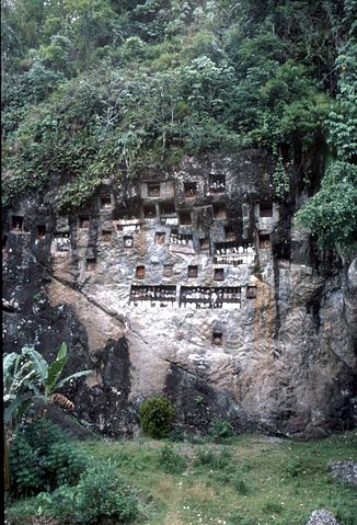 File:Toraja tumbs.jpg
