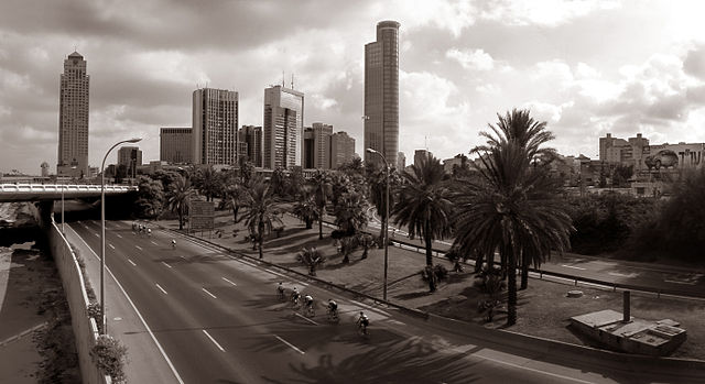 File:Yom Kippur on Highway 20 Tel-Aviv.jpg