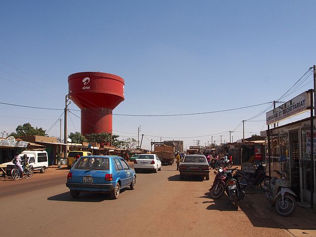 File:Chateau d eau Bodogodo Ouaga.jpg