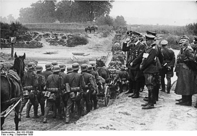 File:Bundesarchiv Bild 183-S55480, Polen, Parade vor Adolf Hitler.jpg
