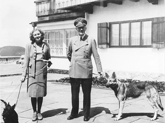 File:Bundesarchiv B 145 Bild-F051673-0059, Adolf Hitler und Eva Braun auf dem Berghof.jpg