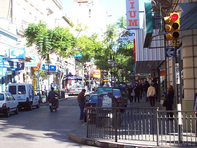 File:Calle en Salto.jpg