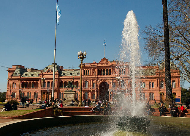 File:Casa RosadaPlaza de Mayo Fountian.jpg