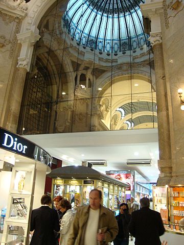File:Galer&iacute;a G&uuml;emes (hacia Florida).JPG